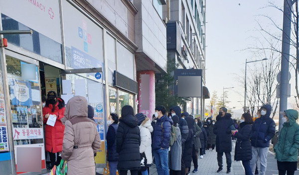 코로나19 확산으로 주민들은 마스크를 구매하기 위해 약국을 찾고 있다. 지난 15일 주말 아침 9시 서울의 한 약국의 모습. 한시간 이전부터 약국에 줄을 서서 기다렸지만 줄을 썬 200명 중 절반 수준만이 마스크를 살 수 있었다.