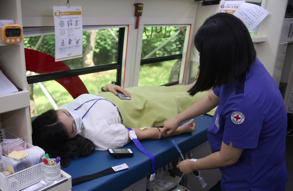 GC녹십자 임직원이 경기도 용인의 GC녹십자 본사에서 열린 ‘사랑의 헌혈’ 행사에 참여하고 있다.