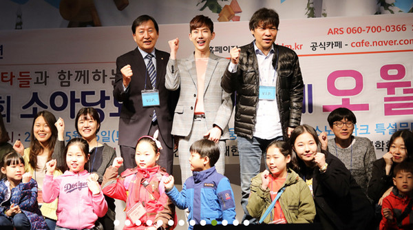 가운데 서 있는 맨 오른쪽 사람이 김광훈 회장이다.