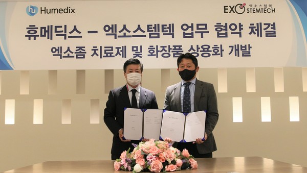 휴메딕스 김진환 대표(사진 좌측)와 엑소스템텍 조용우 대표(사진 우측)가 ‘엑소좀 치료제 및 화장품 개발을 위한 업무 협약’을 체결하고 기념촬영을 하고 있다.