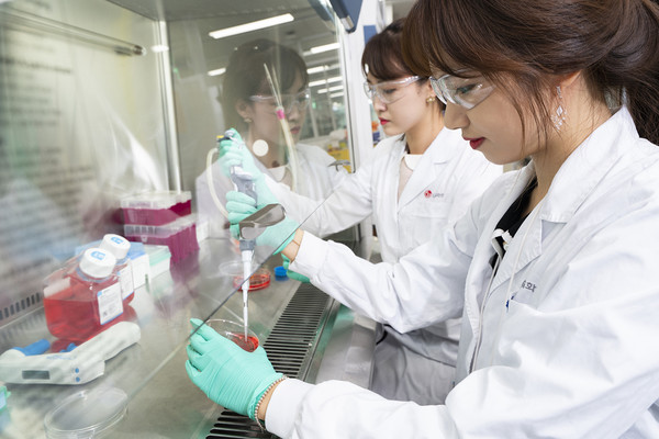 LG화학 생명과학사업본부 연구원들이 신약 연구 활동을 진행하고 있다