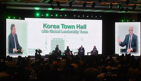 로버트 M 데이비스 회장(사진 오른쪽) 한국MSD 타운홀에 참석해 사업계획을 소개하고 있는 모습. 