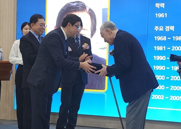김정수 제18대 한국제약바이오협회장이 제5회 약업대상을 수상했다. 