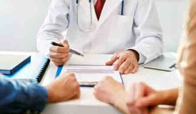 복지부는 지출보고서에 명시된 의료인 명단 공개를 검토하고 있다.