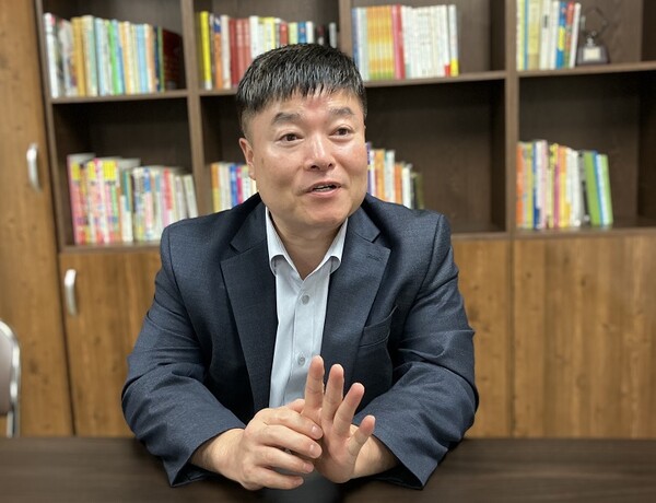 김은성 한국당원병환우회 회장이 당원병에 대해 설명하고 있는 모습.