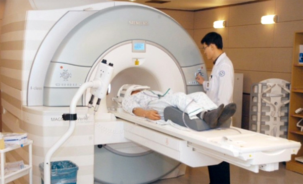 복지부는 CT와 MRI 등 특수의료장비 공동병상 제도 폐지를 원칙으로 기존 설치 의료기관 대응책 마련에 고심하고 있다.